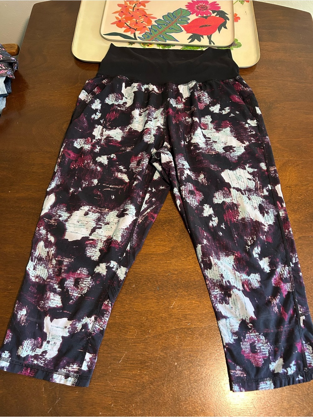 Womens Black & Purple Abstract Print Active Capri Pants VINTAGE/2009 lululemon